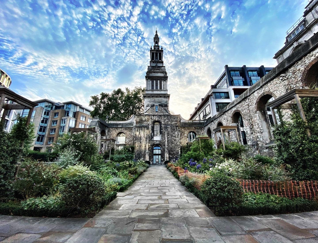 Christ Church Greyfriars under blue sjy